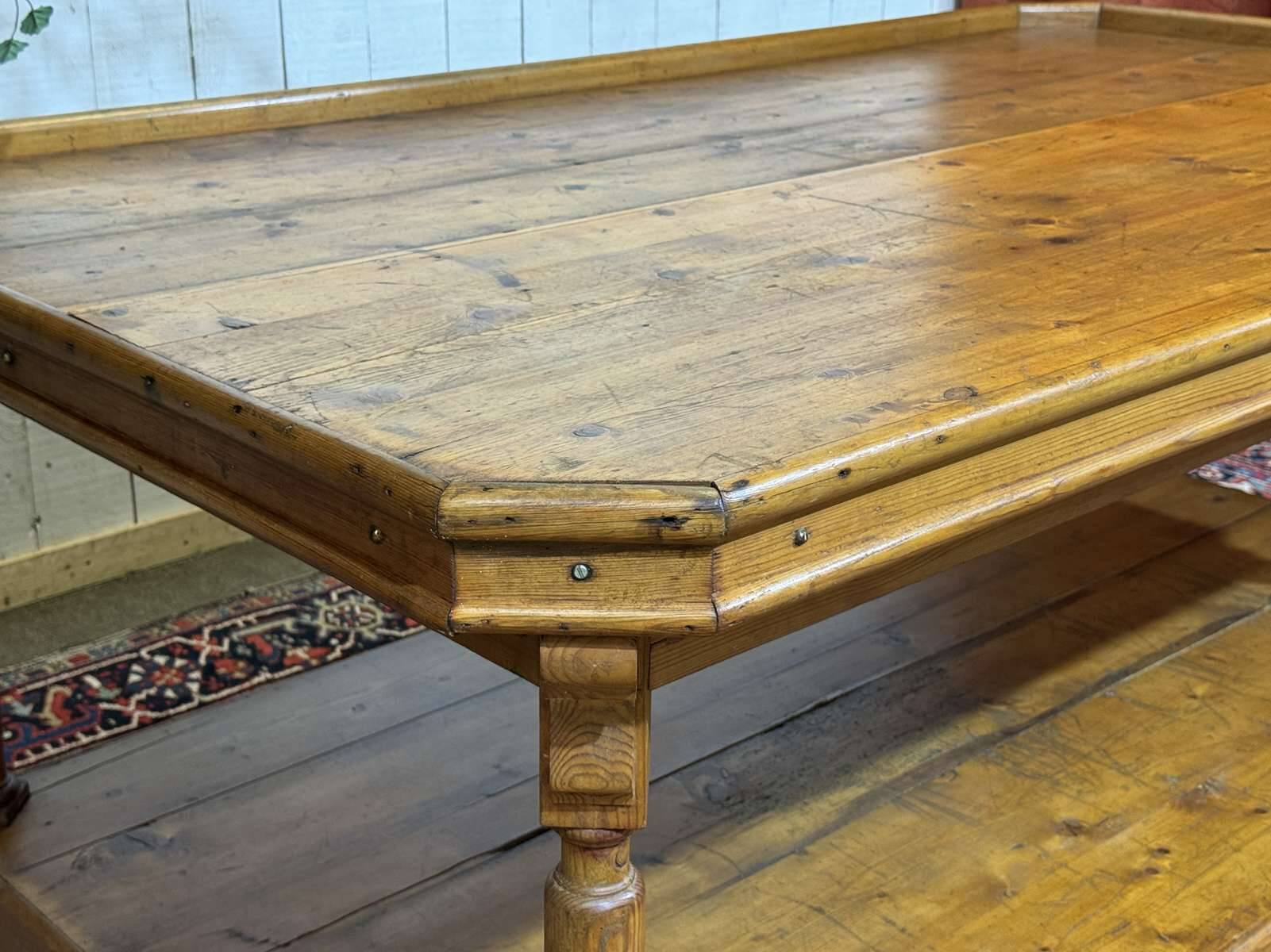 19th-century work table in English pine.