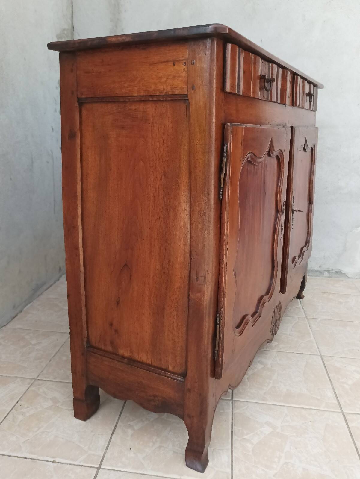 Louis XV walnut buffet from the 18th century.