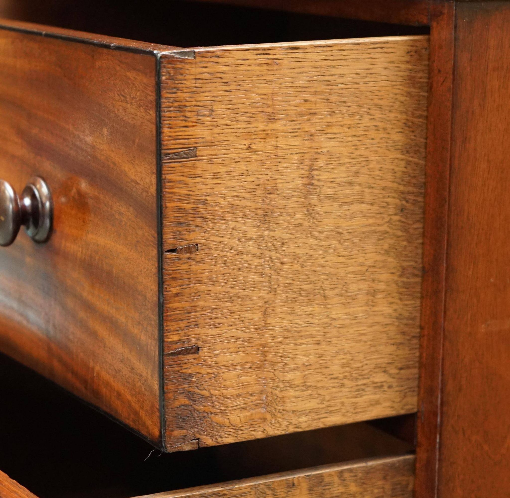 Paire de commodes hautes anciennes Castle Howard 1840 en bois dur
