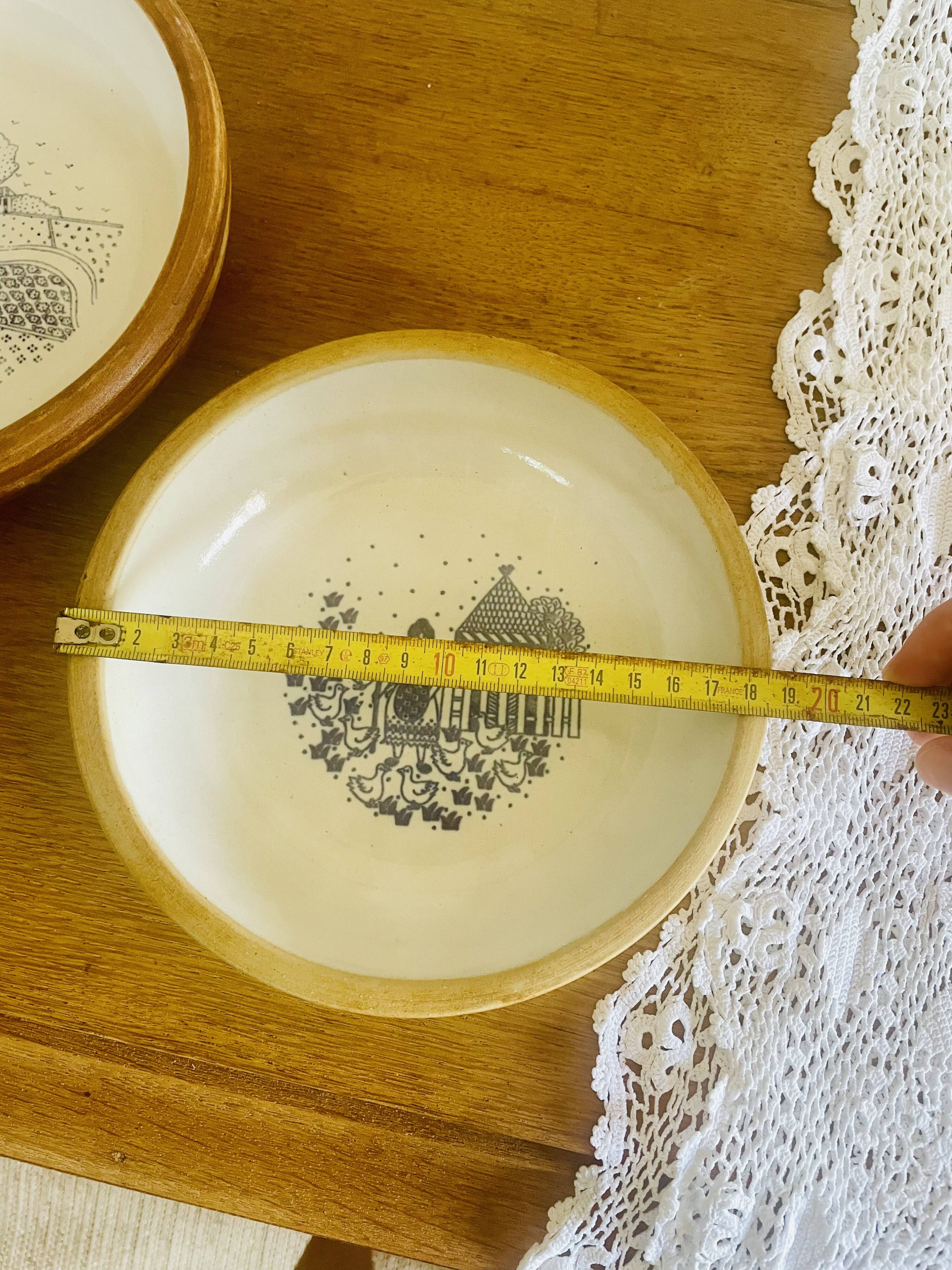 Assiette en grès et émail estampillée