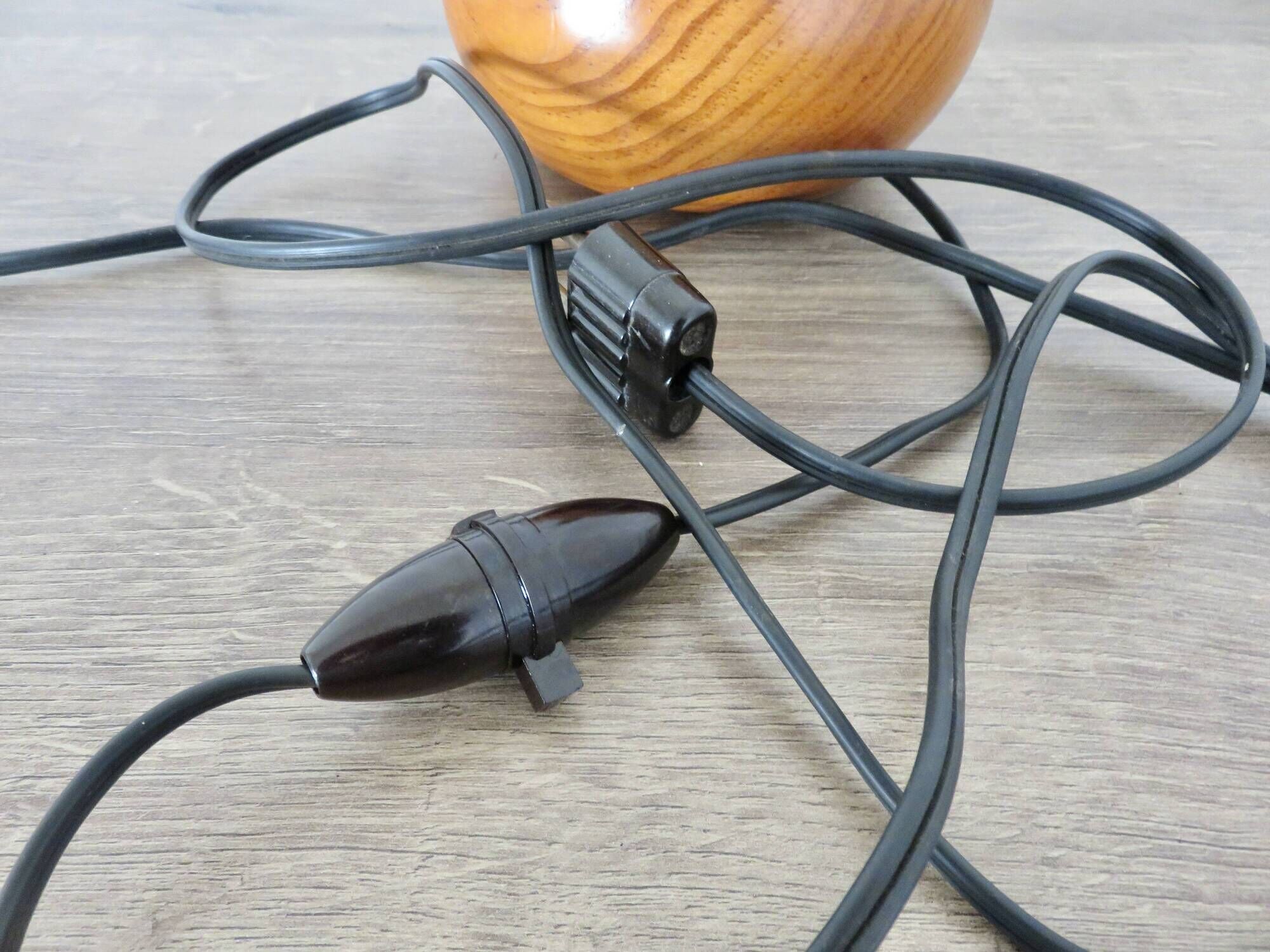 Lampe en bois blond et laiton doré, années 50-60