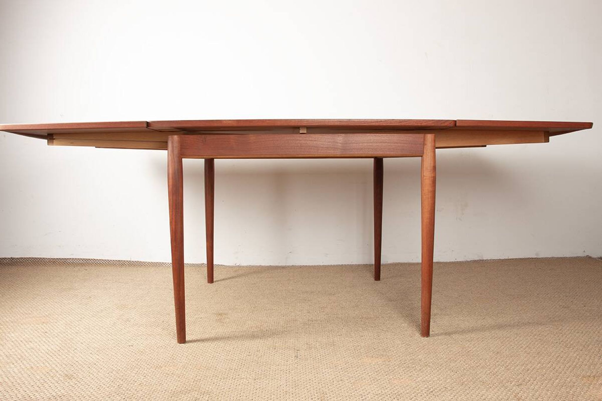 Table de repas Danoise carrée et extensible, teck, modèle 592, Arne Vodder.