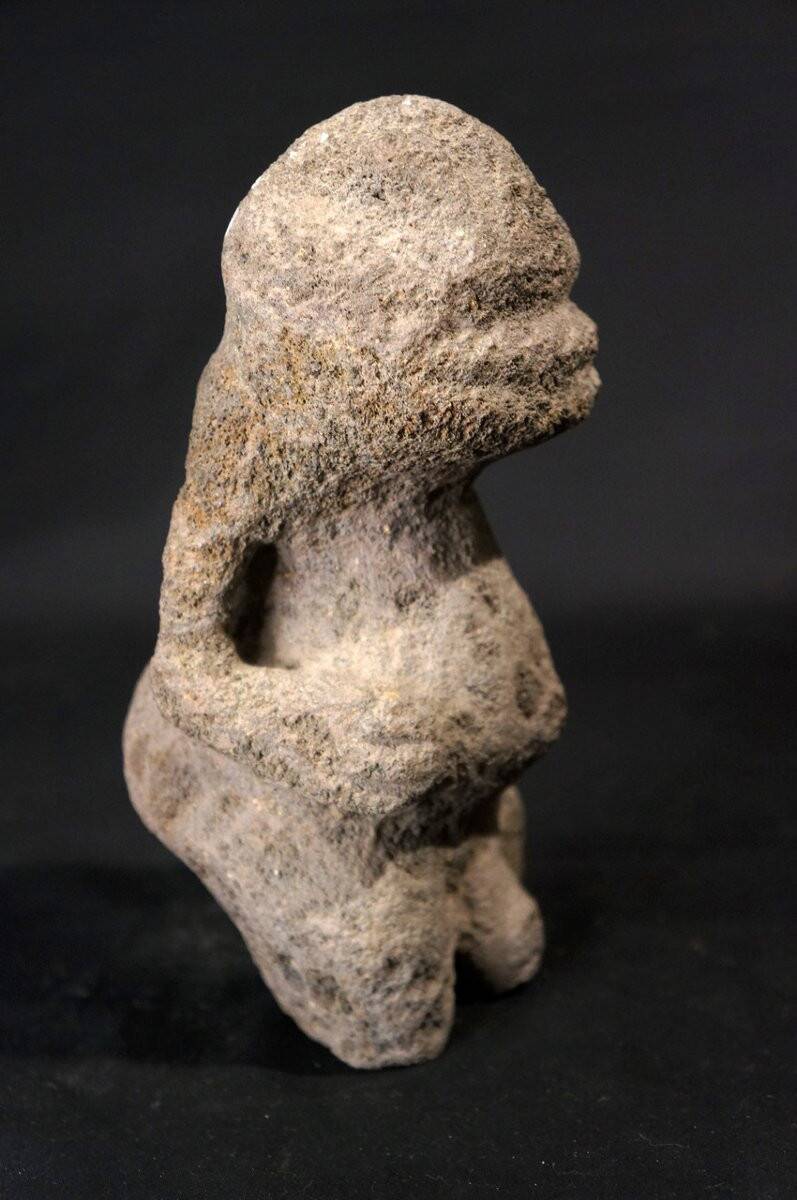 Anthropomorphic figure in volcanic stone, Oceanic tribal art, 17th century