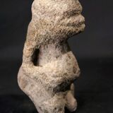 Anthropomorphic figure in volcanic stone, Oceanic tribal art, 17th century