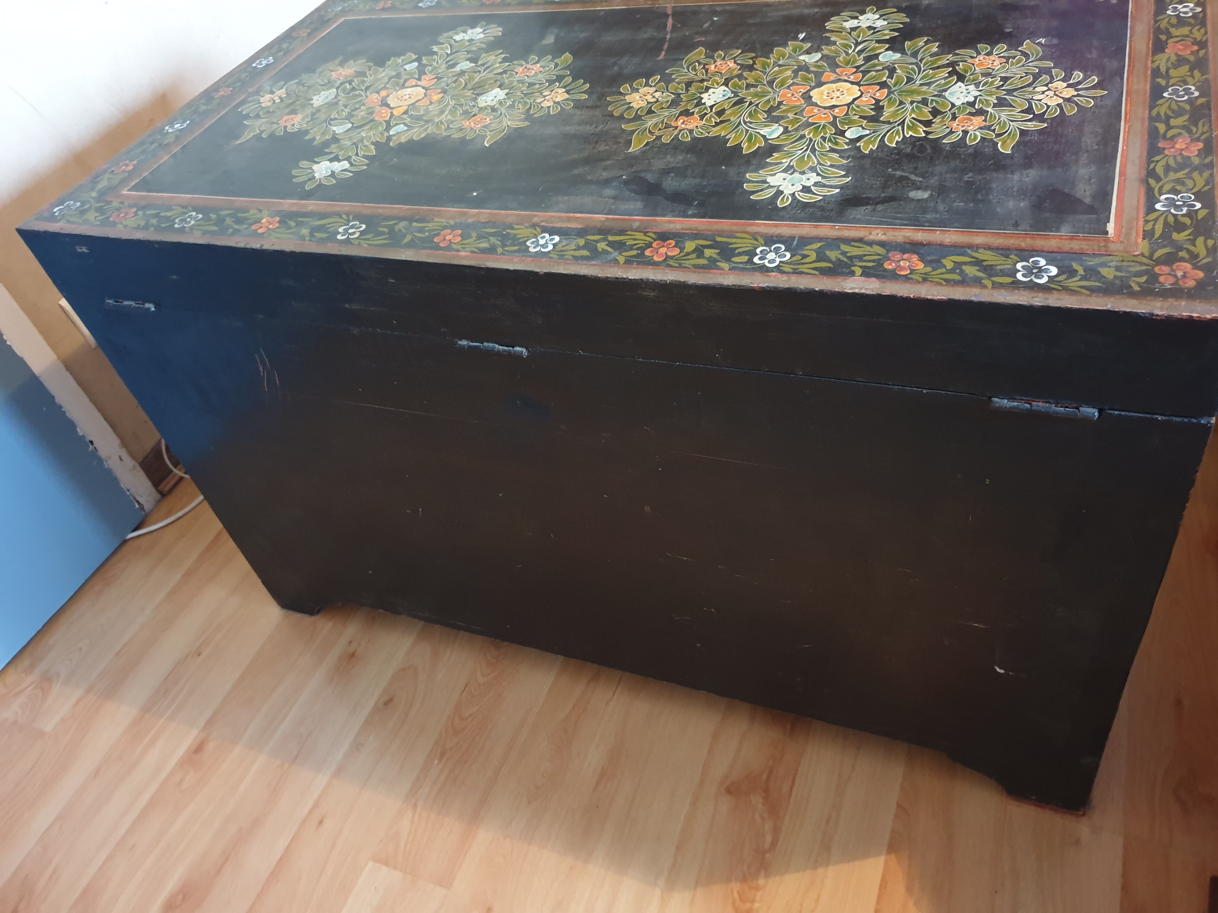 Old trunk chest lacquered Indian lacquered wood