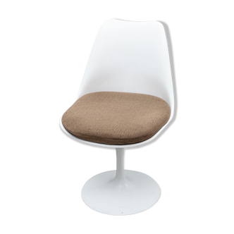 Tulip chair by Eero Saarinen for Knoll