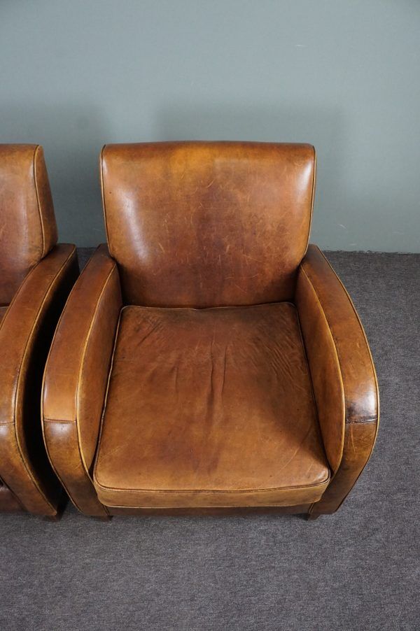 Paire de fauteuils en cuir de mouton