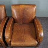 Paire de fauteuils en cuir de mouton