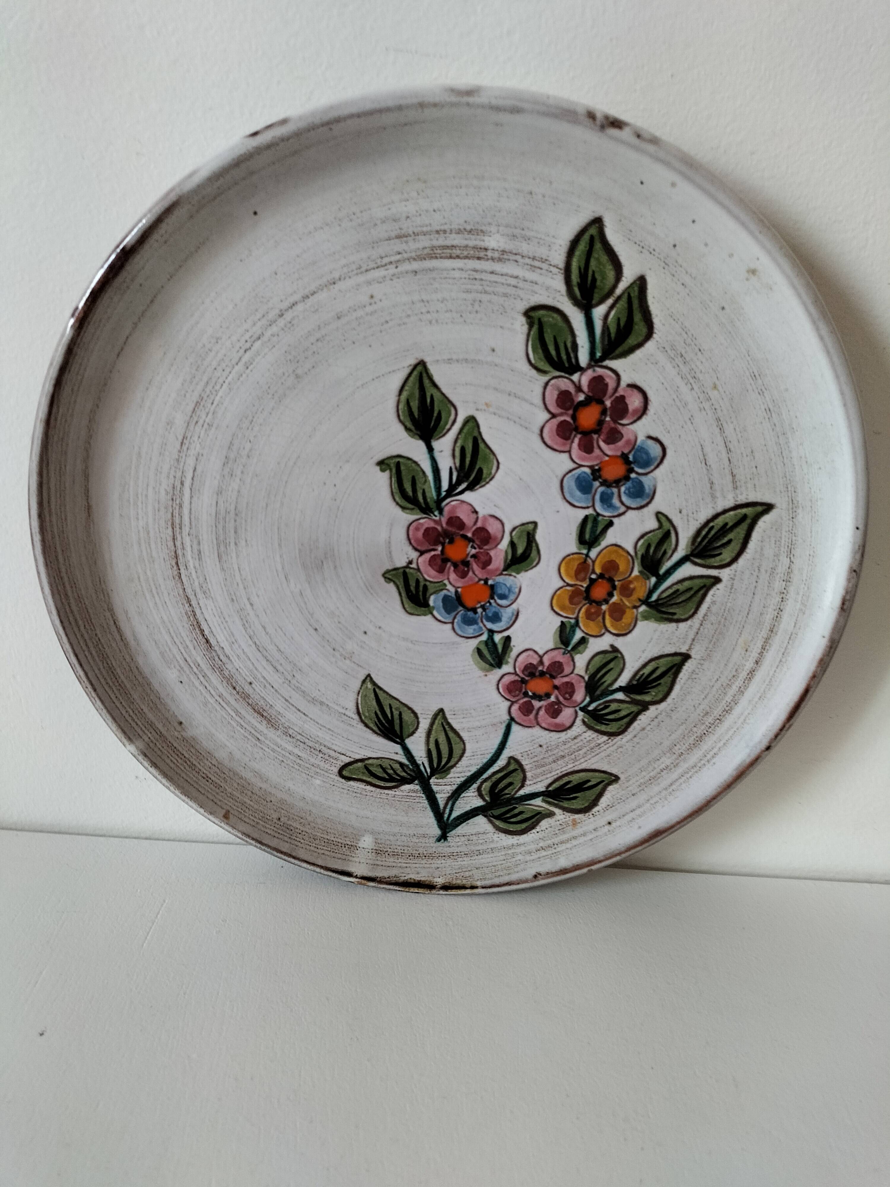 Glazed stoneware plate with floral motif
