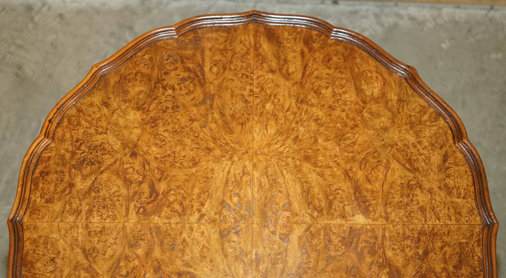 Table basse vintage Burr Walnut pivotante années 1940