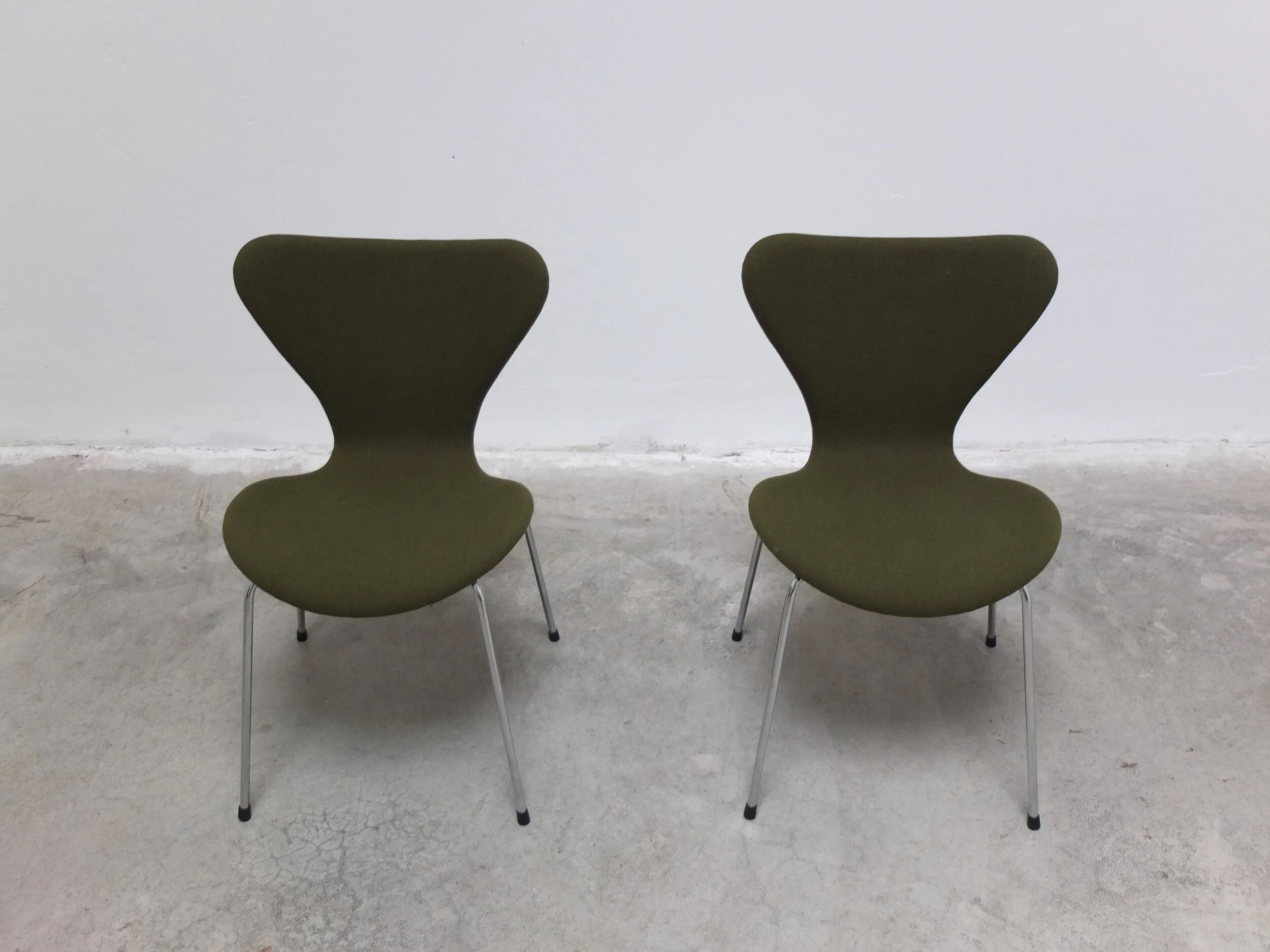 Pair of 'Series 7' chairs in green fabric by Arne Jacobsen for Fritz Hansen, 1980
