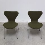 Pair of 'Series 7' chairs in green fabric by Arne Jacobsen for Fritz Hansen, 1980