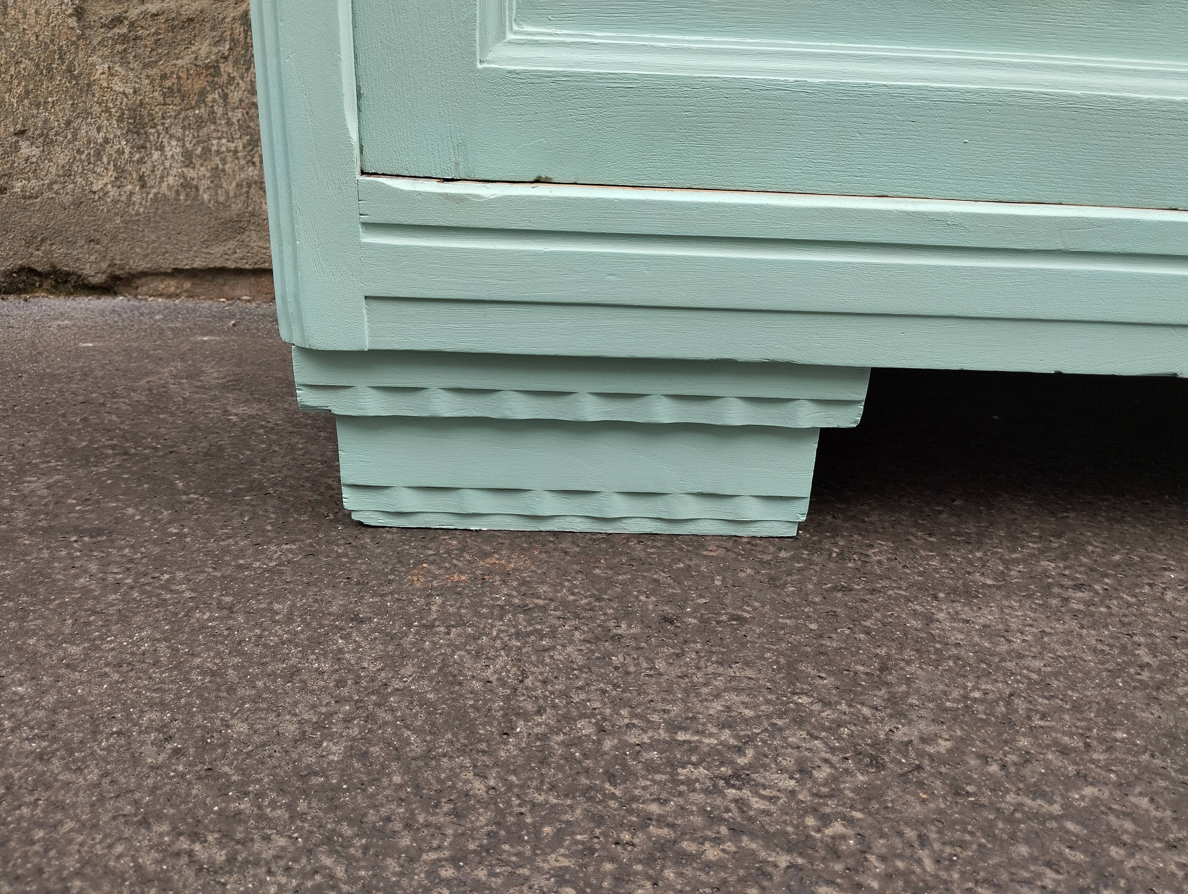 Parisian showcase cabinet year 30