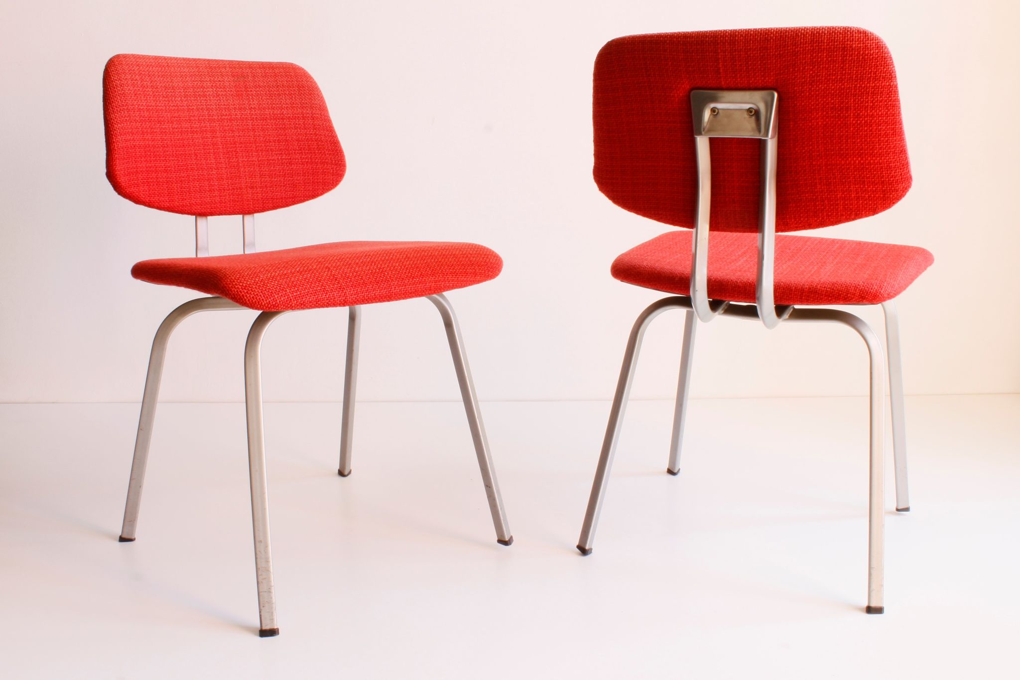 Red chairs by Friso Kramer for Ahrend De Cirkel, Set of 2