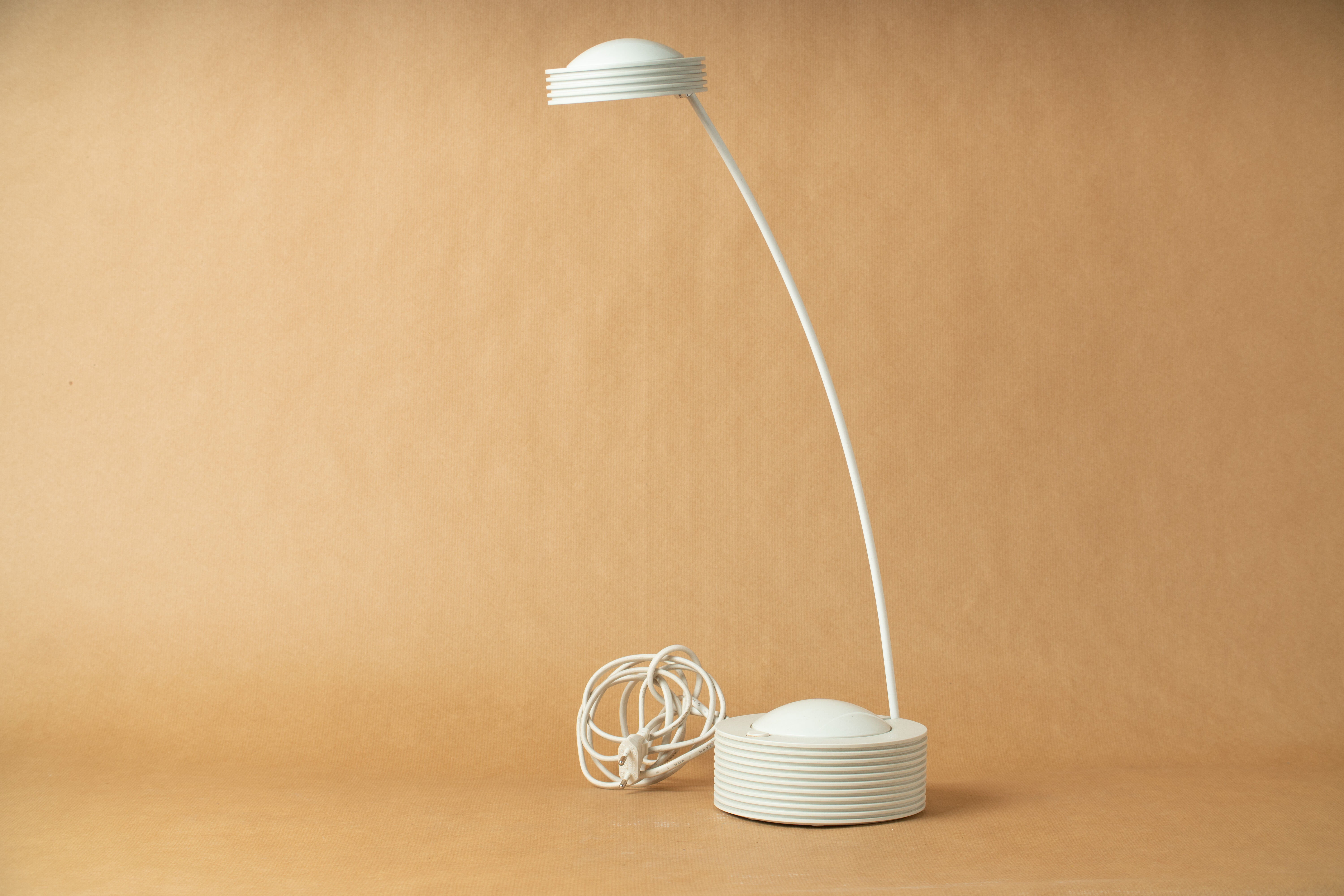 Desk table lamp vintage design 1980 reclining remote arm white