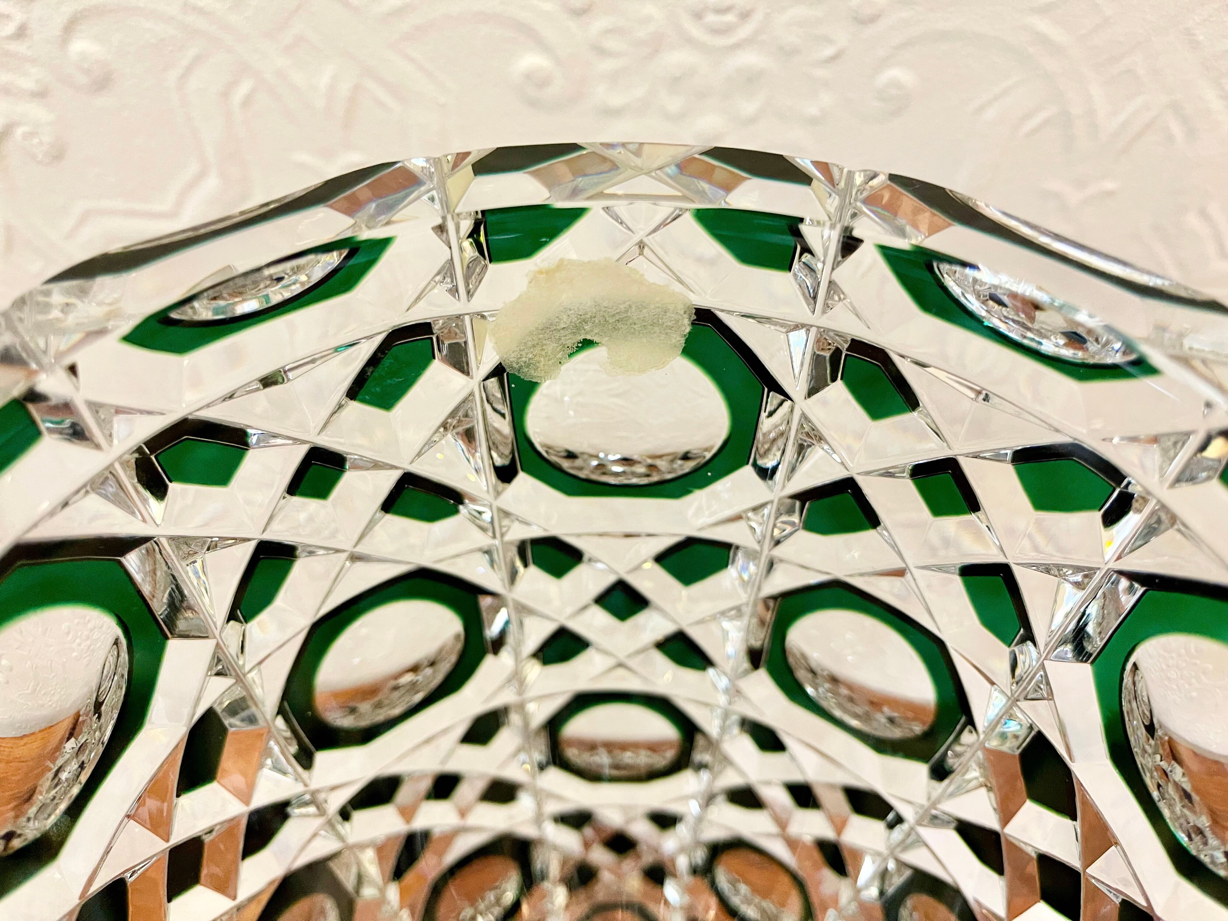 Vase en verre vert par Val St Lambert Belgique