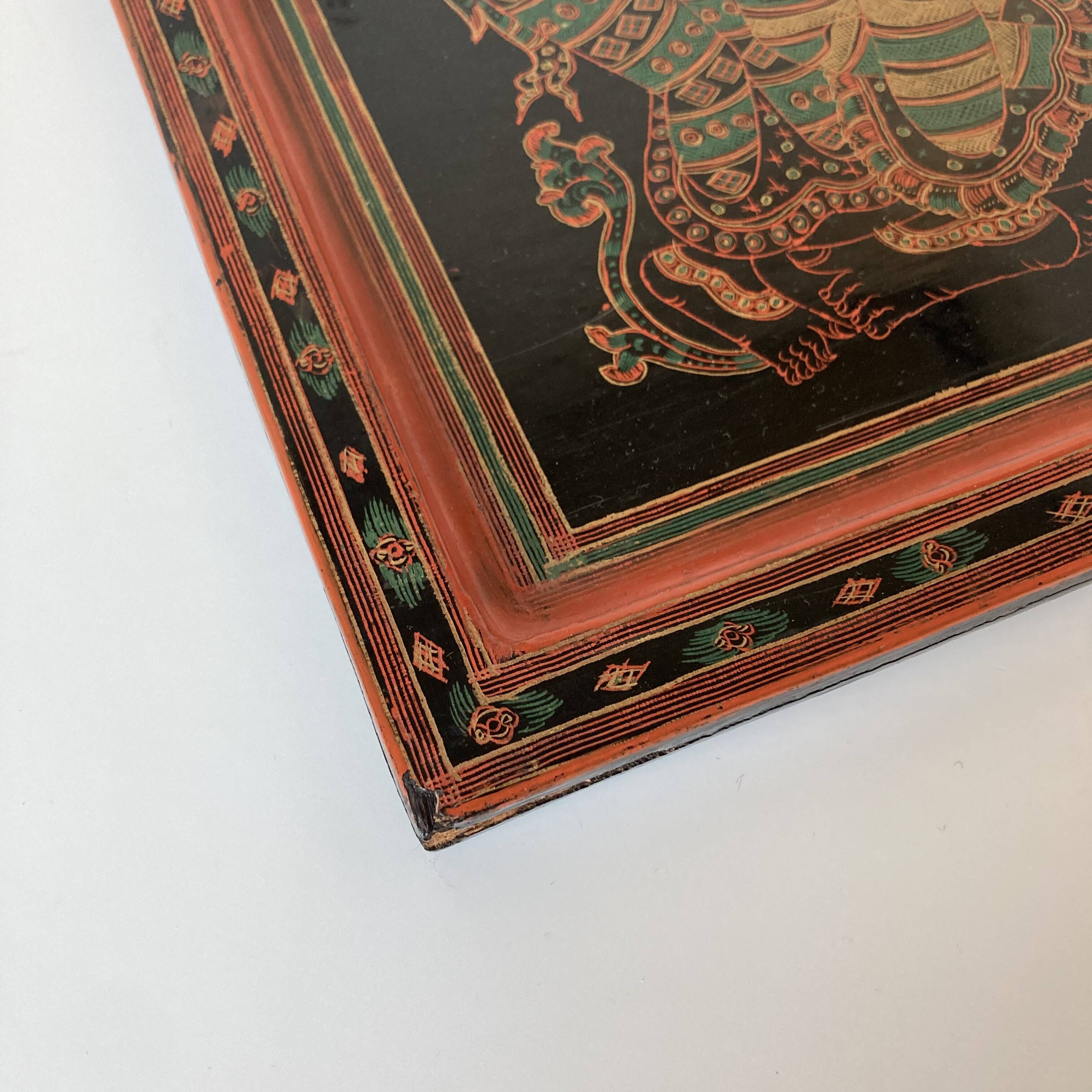 Grand plateau rectangulaire en bois laqué et gravé à décor de personnages. Birmanie, vers 1970.