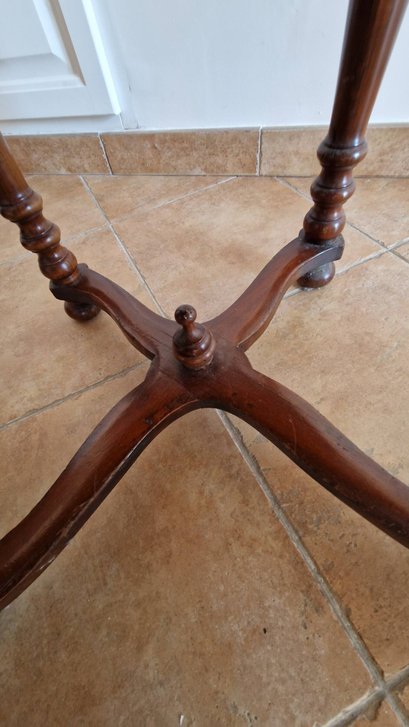 Marquetry wooden dining table with its 6 chairs.