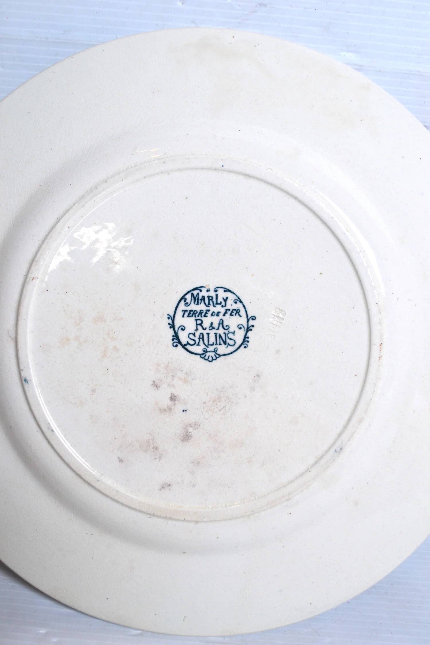 Vintage ceramic dinner plate from Terre de Fer – Reed and shell pattern
