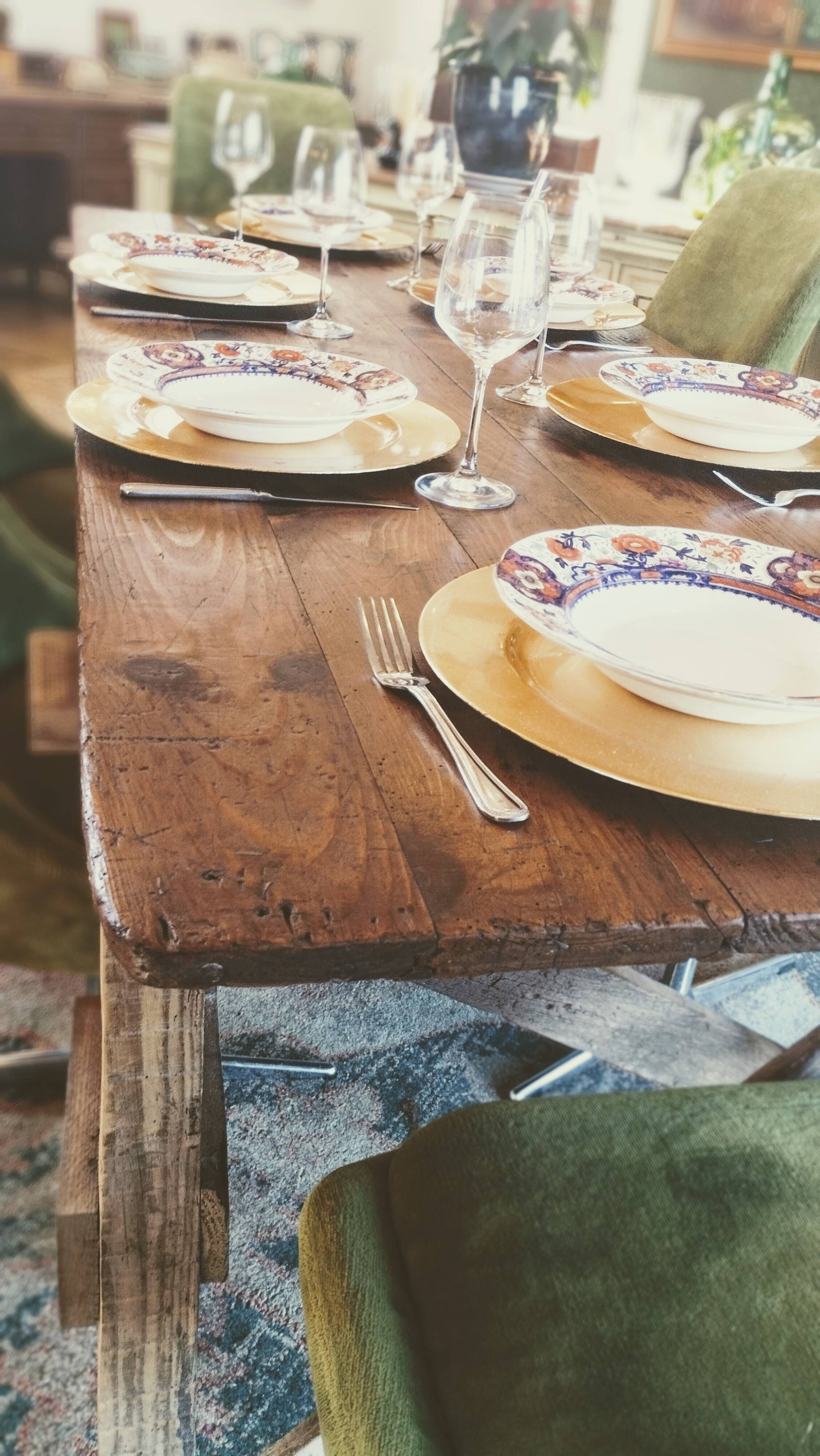 Table de ferme rustique patinée sur de lourds tréteaux