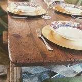 Table de ferme rustique patinée sur de lourds tréteaux