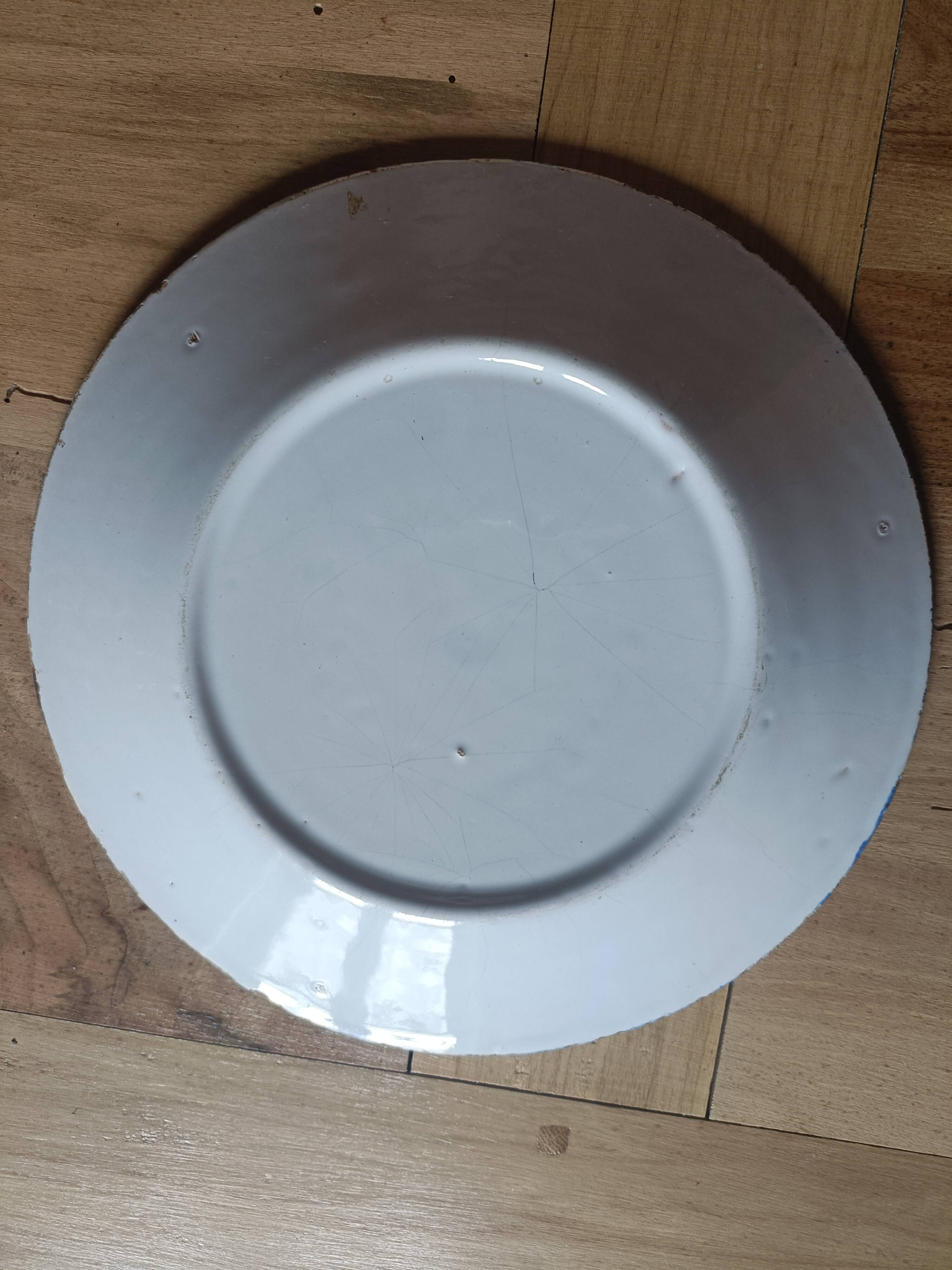 Assiette en faïence de l'Est