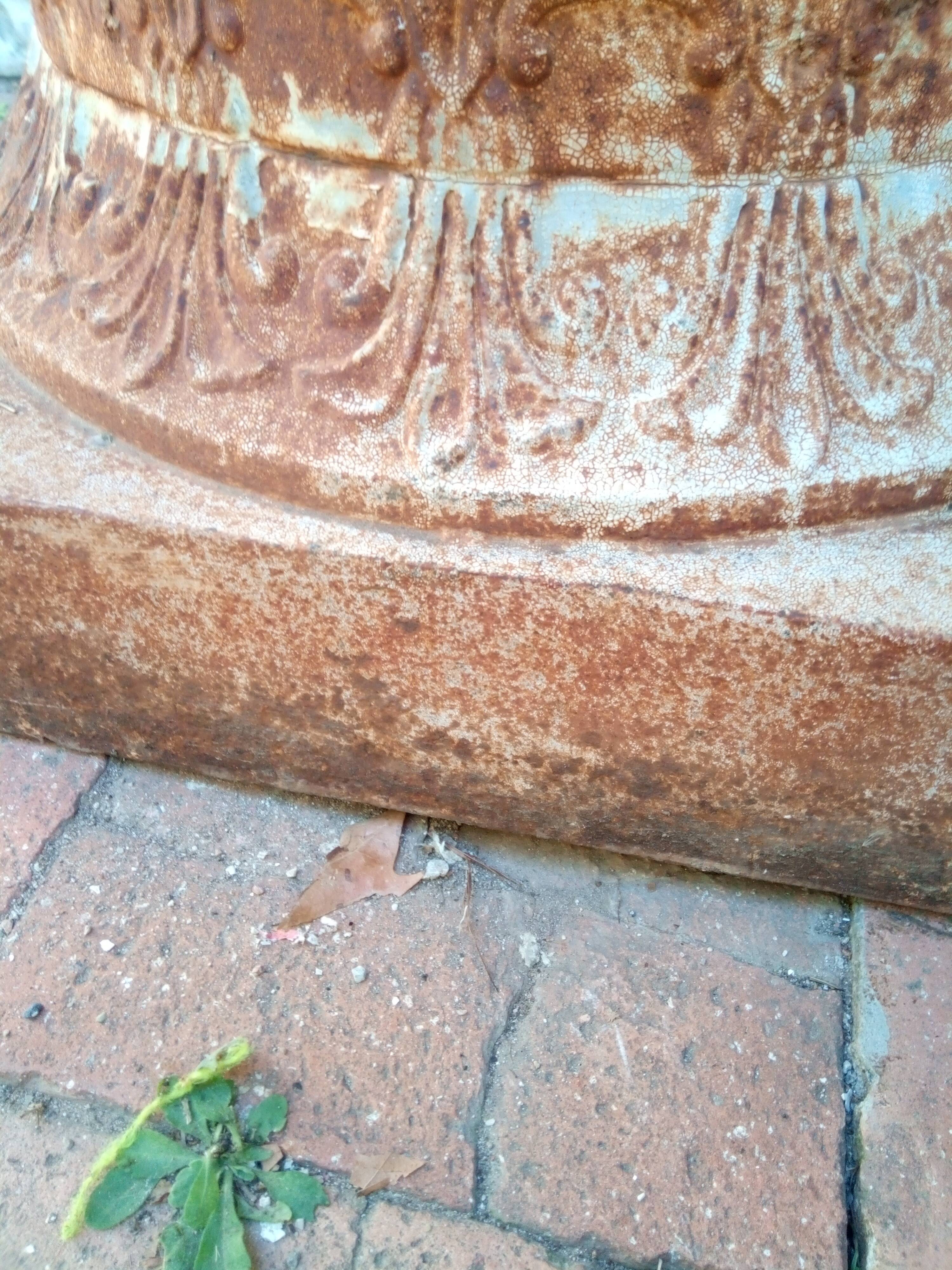 Ancient garden column, pedestal, iron cast. 19th. 85 A.M.