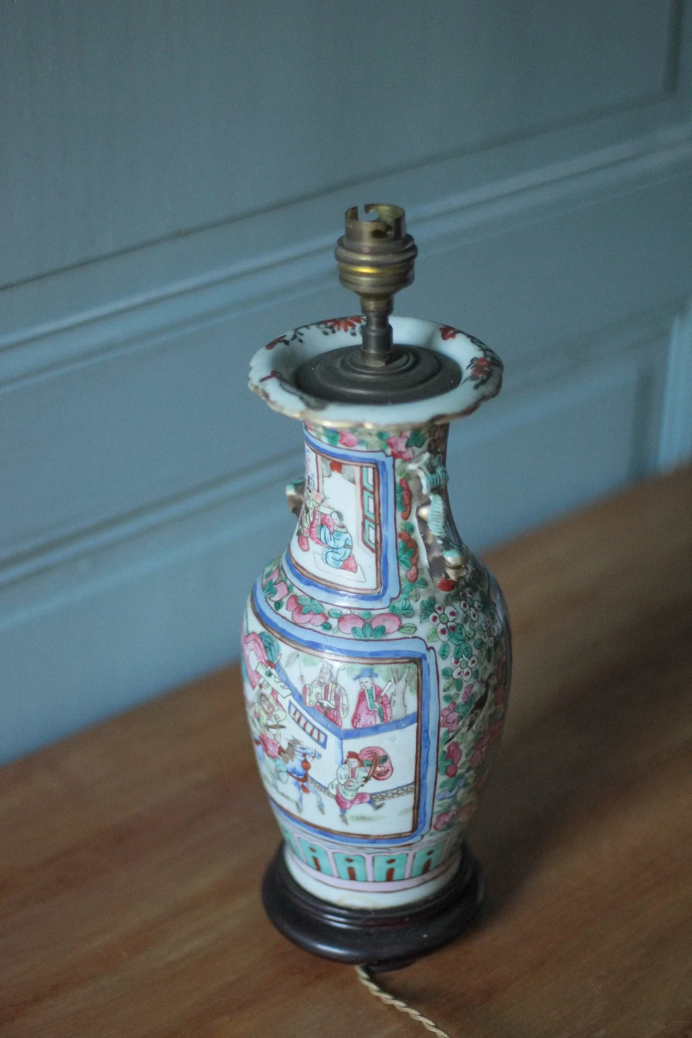 Canton porcelain table lamp, Chinese lamp with polychrome decoration.