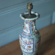 Pied de lampe de table en porcelaine de Canton, décor polychrome, Chine