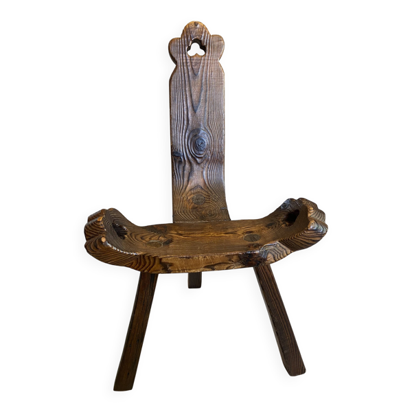 Chaise tripode ancienne brutaliste en bois massif sculpté, n°1