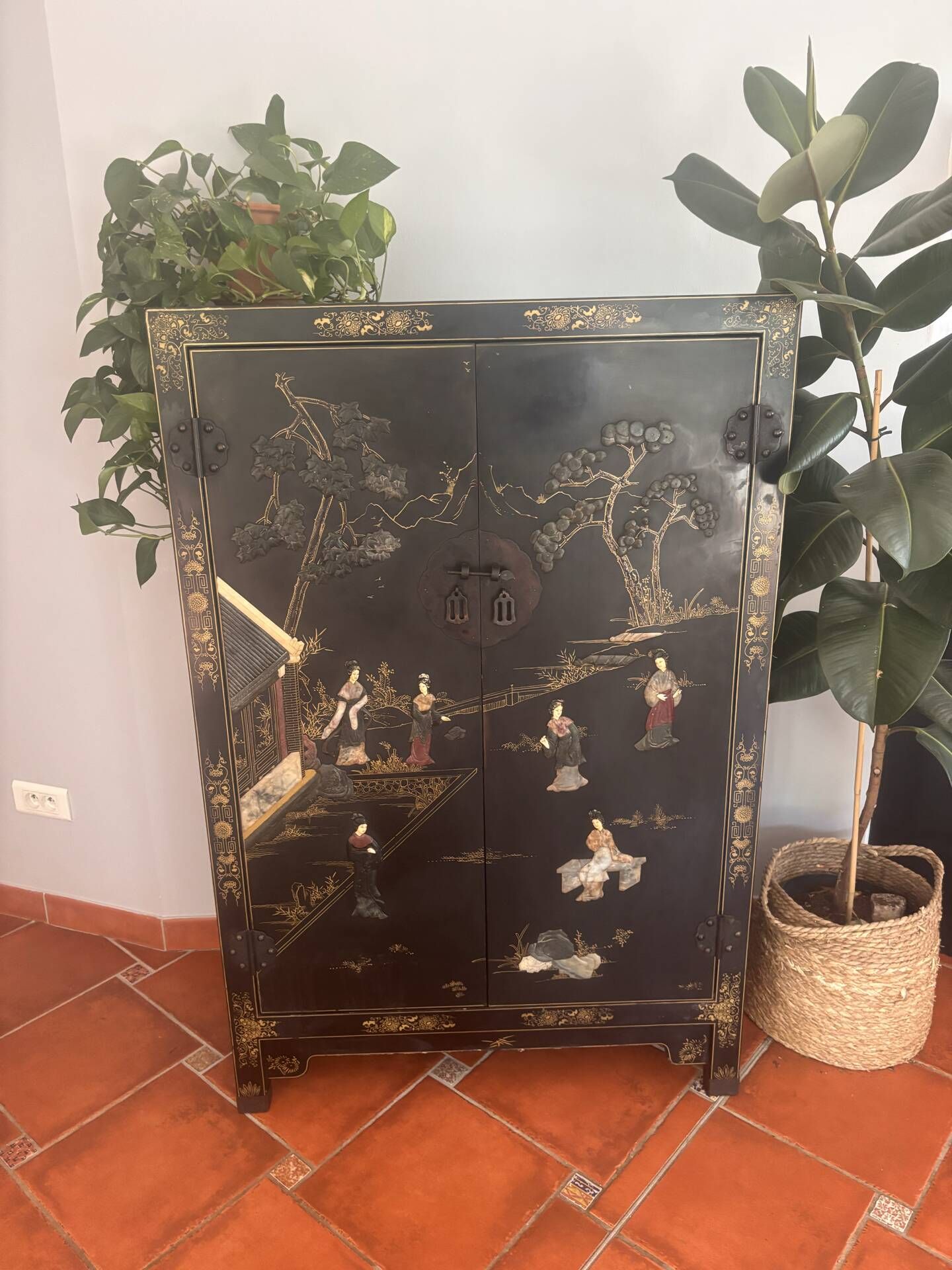 Magnifique cabinet chinois laqué noir et or