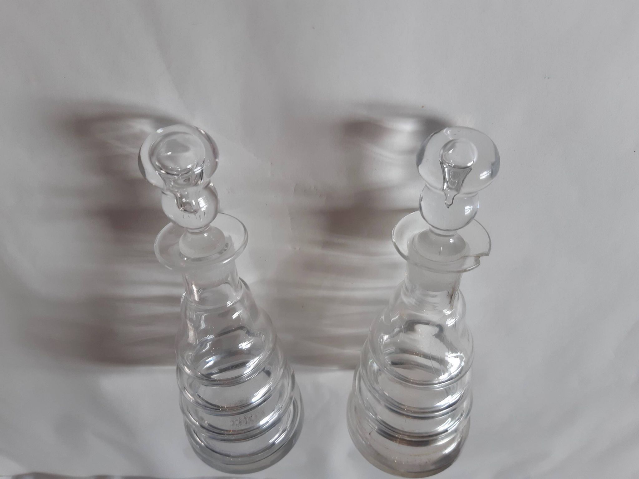 Lot de deux burettes huile et vinaigre en verre tourné