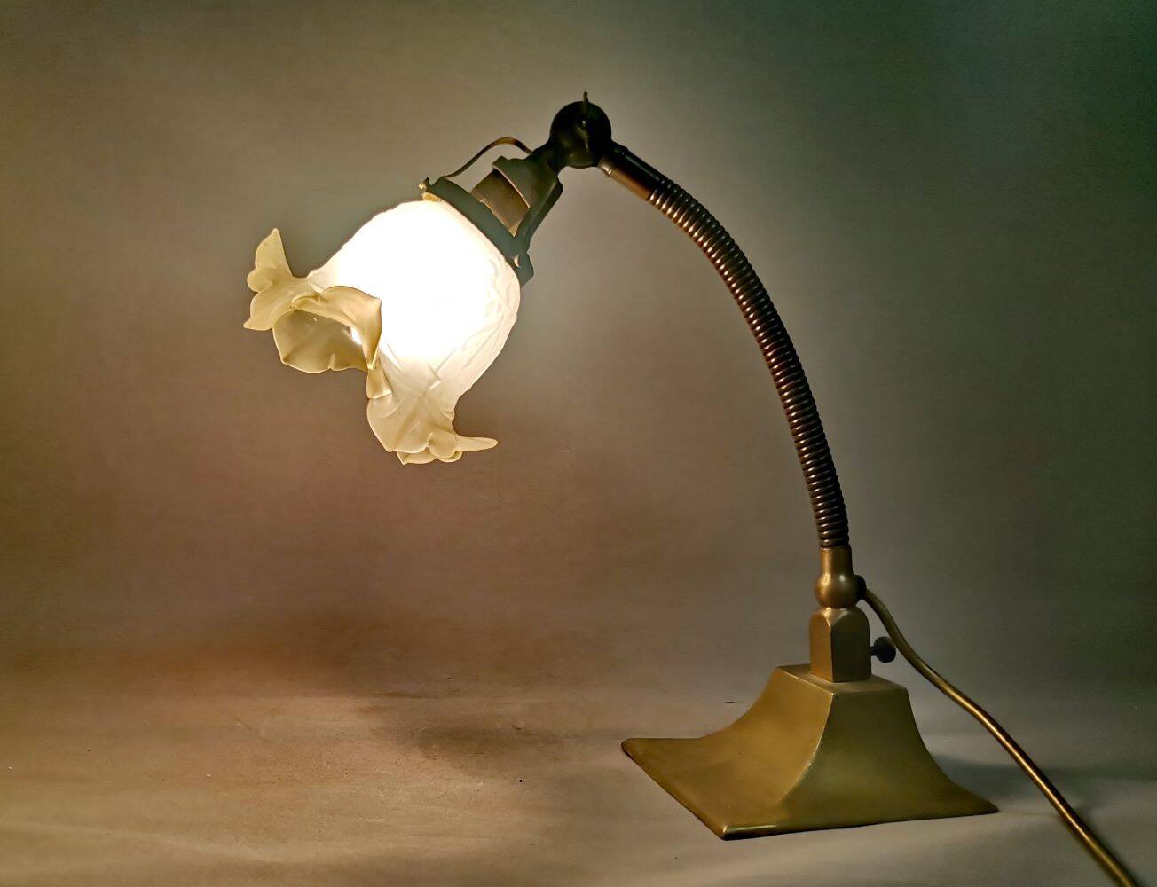Art deco 1930s general electric brass goose neck table lamp