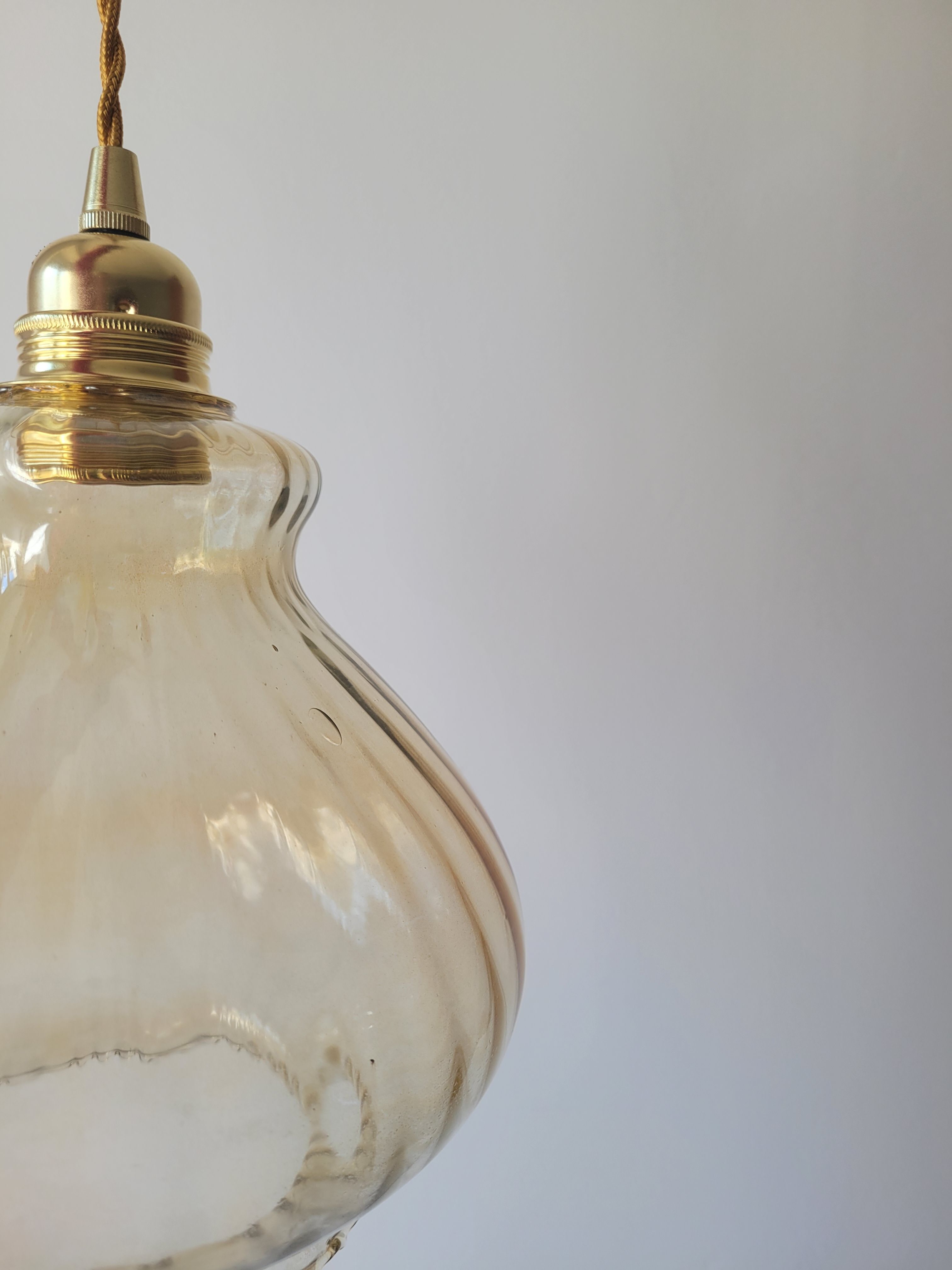 Suspension en verre fumé strié
