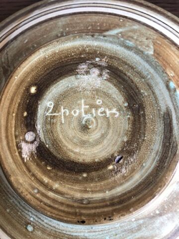 Ceramic dish of the 2 potters with decoration in concentric circles in shades of yellow, brown and white