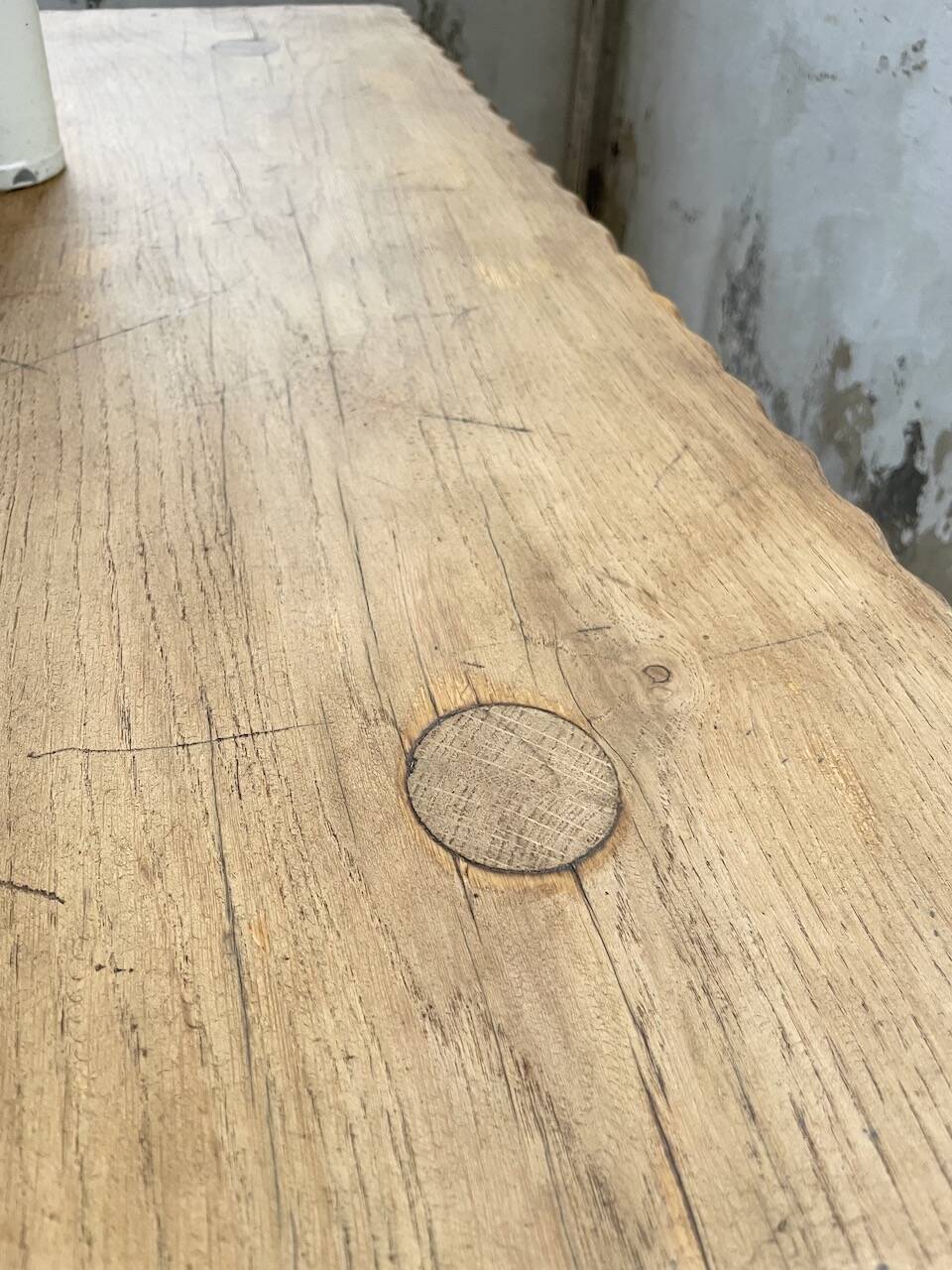 Table brutaliste savoyarde en chêne