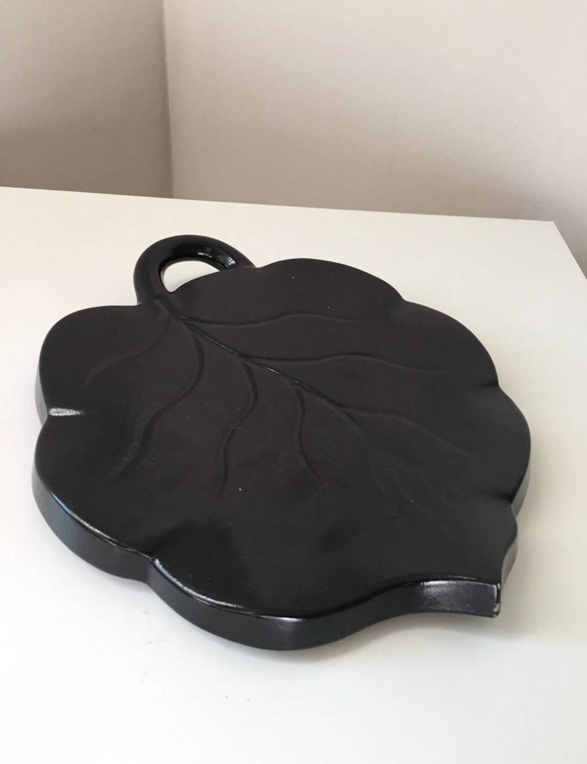 Plateau fromage en céramique feuille noire Vintage 1950