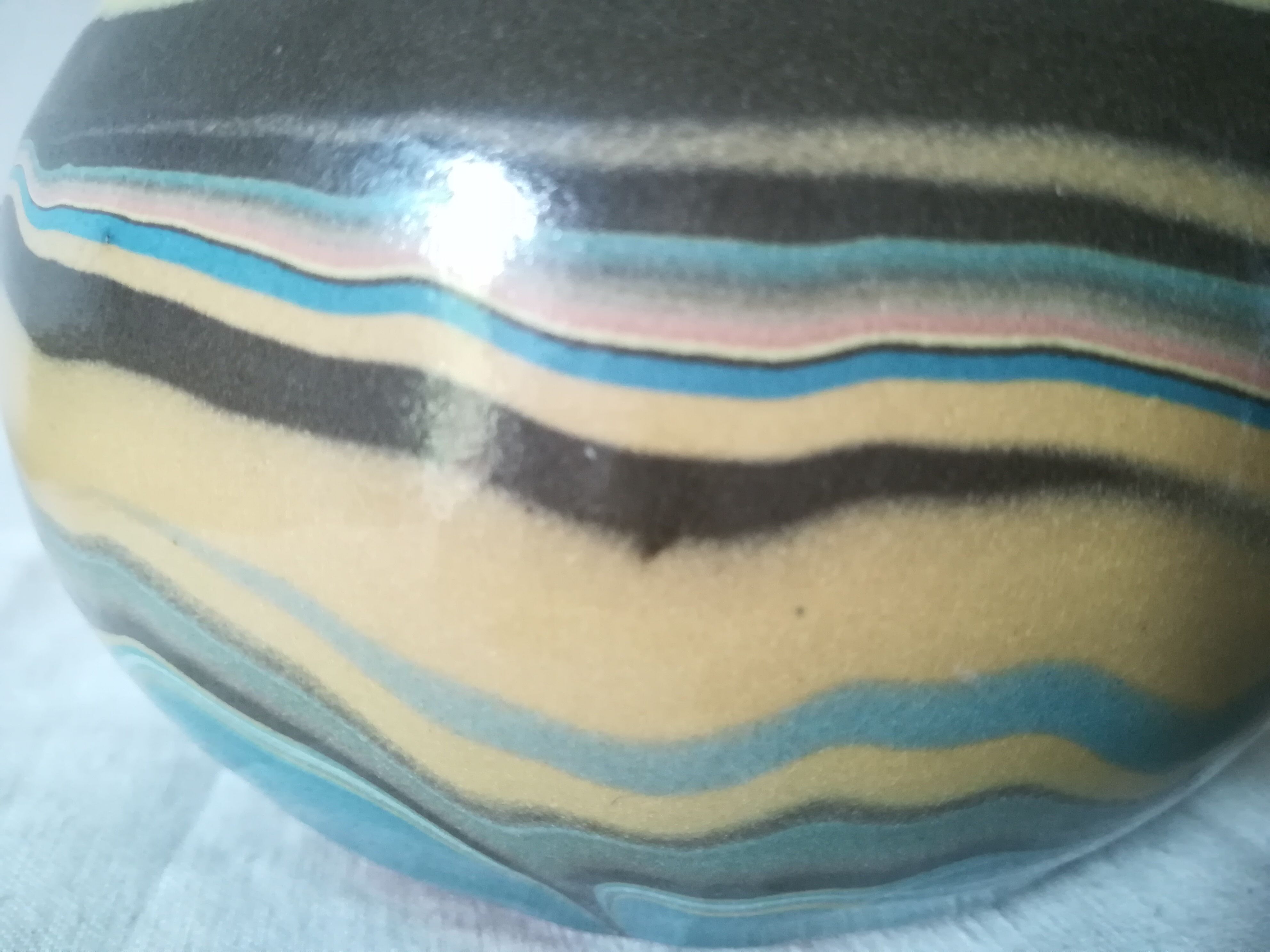Vase boule en terre mêlée