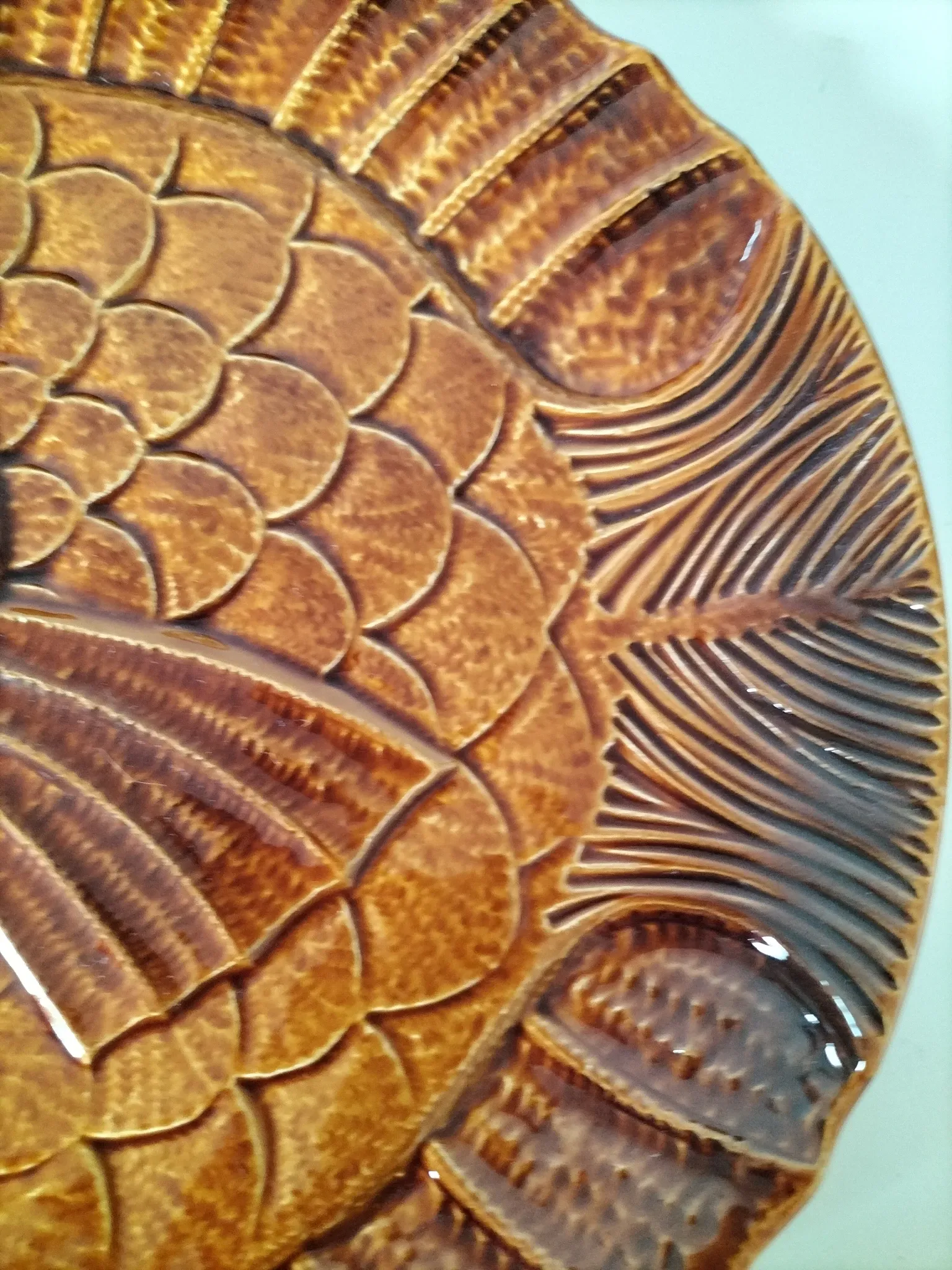 6 antique fish barbotine plates – Saint-Clément