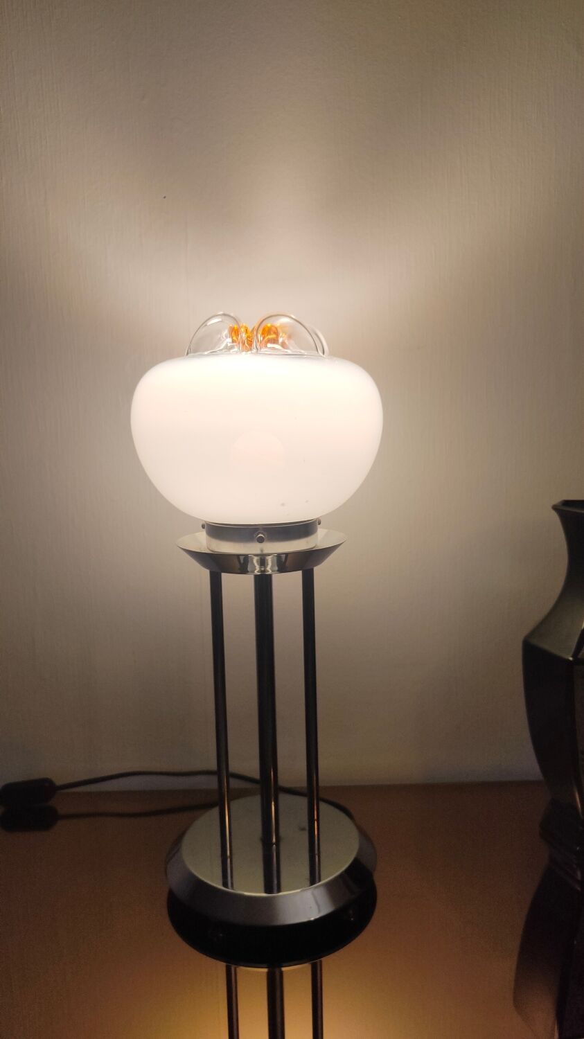 Lampe vintage en acier chromé et opaline mazzega 1980