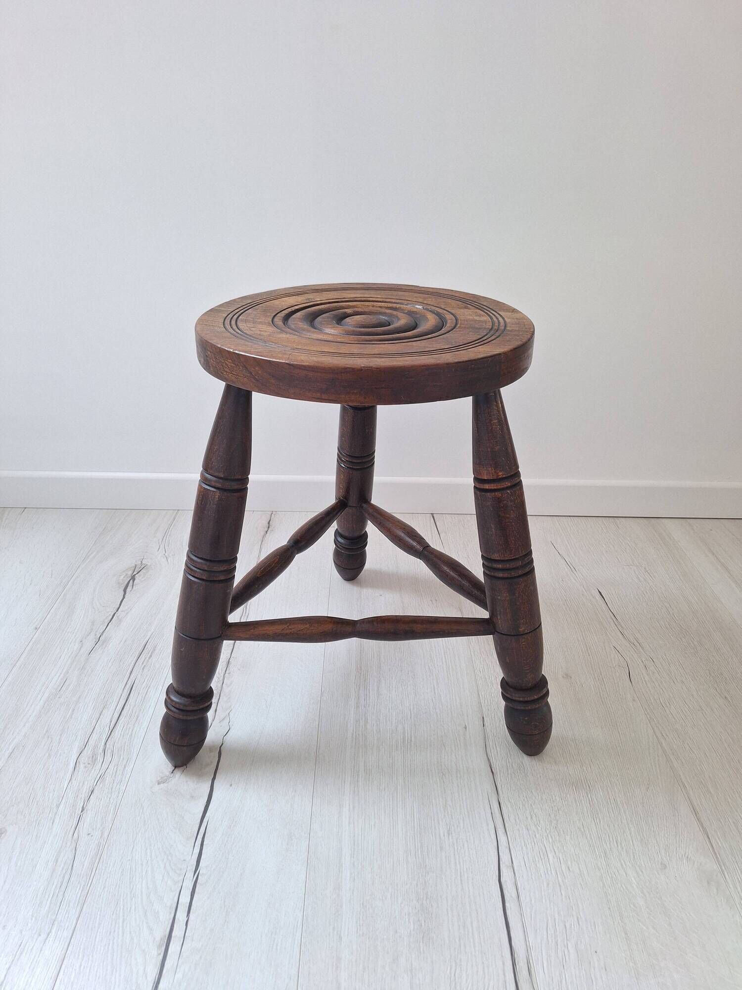 Tabouret tripode en bois massif