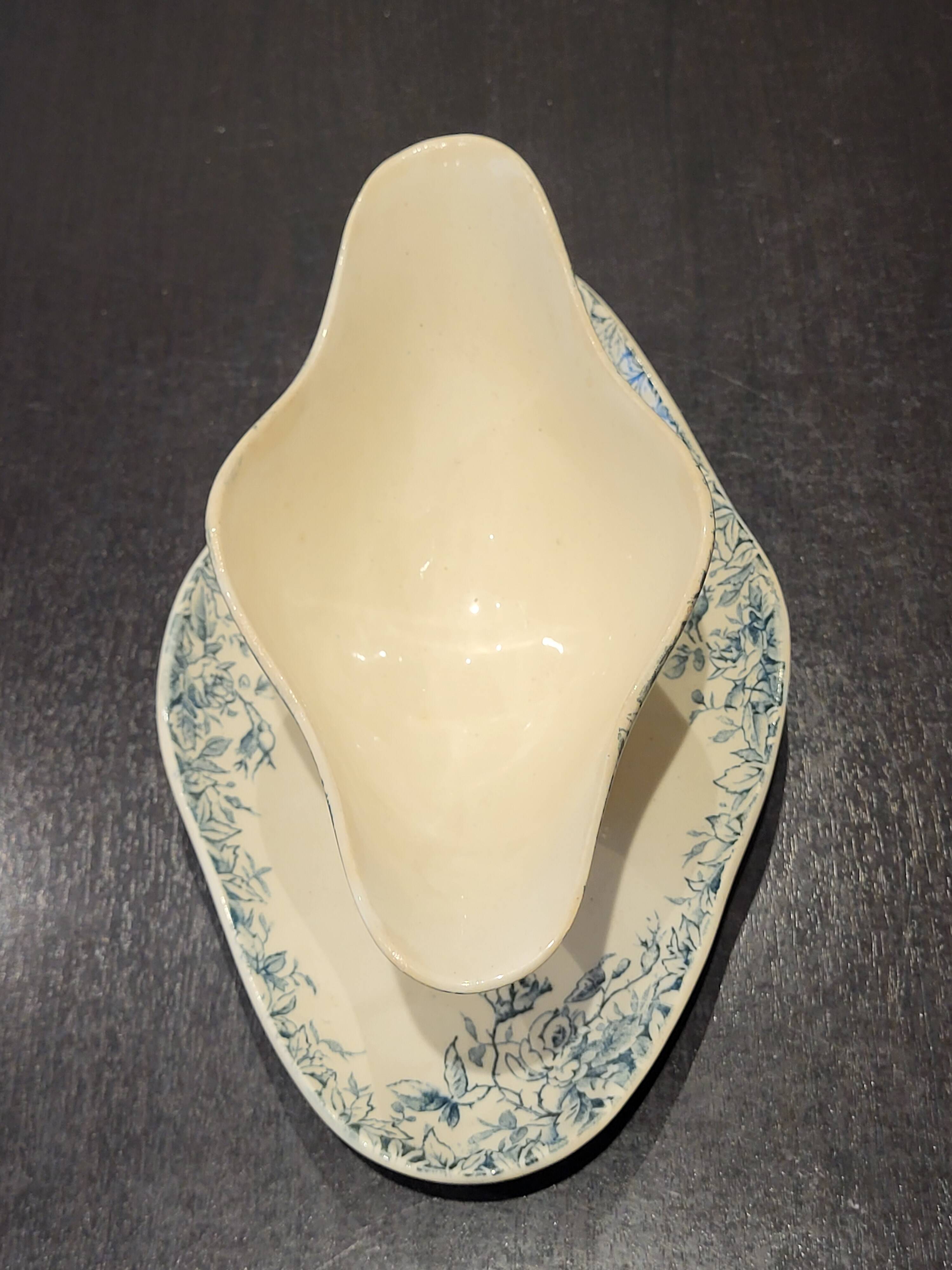 Porcelain sauceboat from Gien, Floréal blue model.
