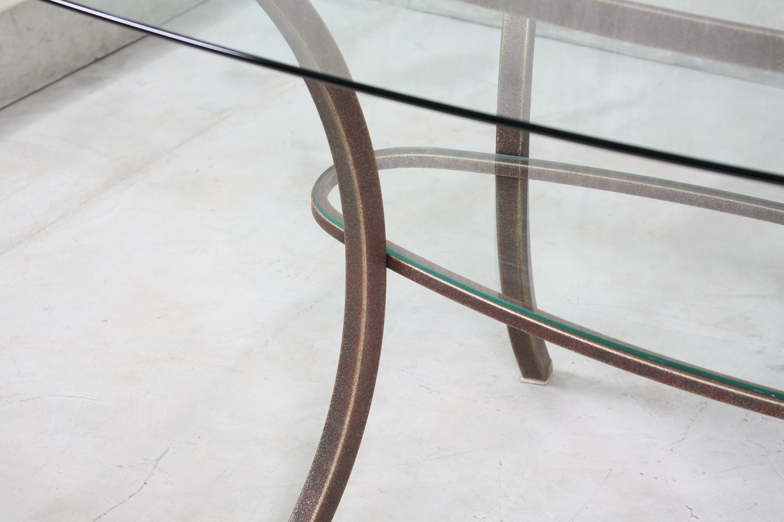 Table ovale de Pierre Vandel, années 1970