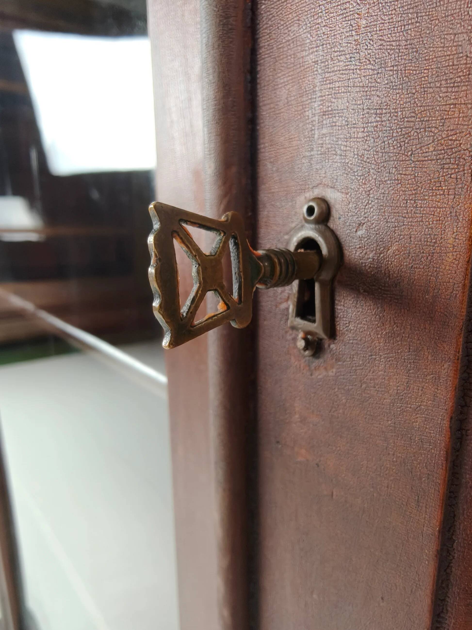Bibliothèque vitrée en acajou du XXe siècle
