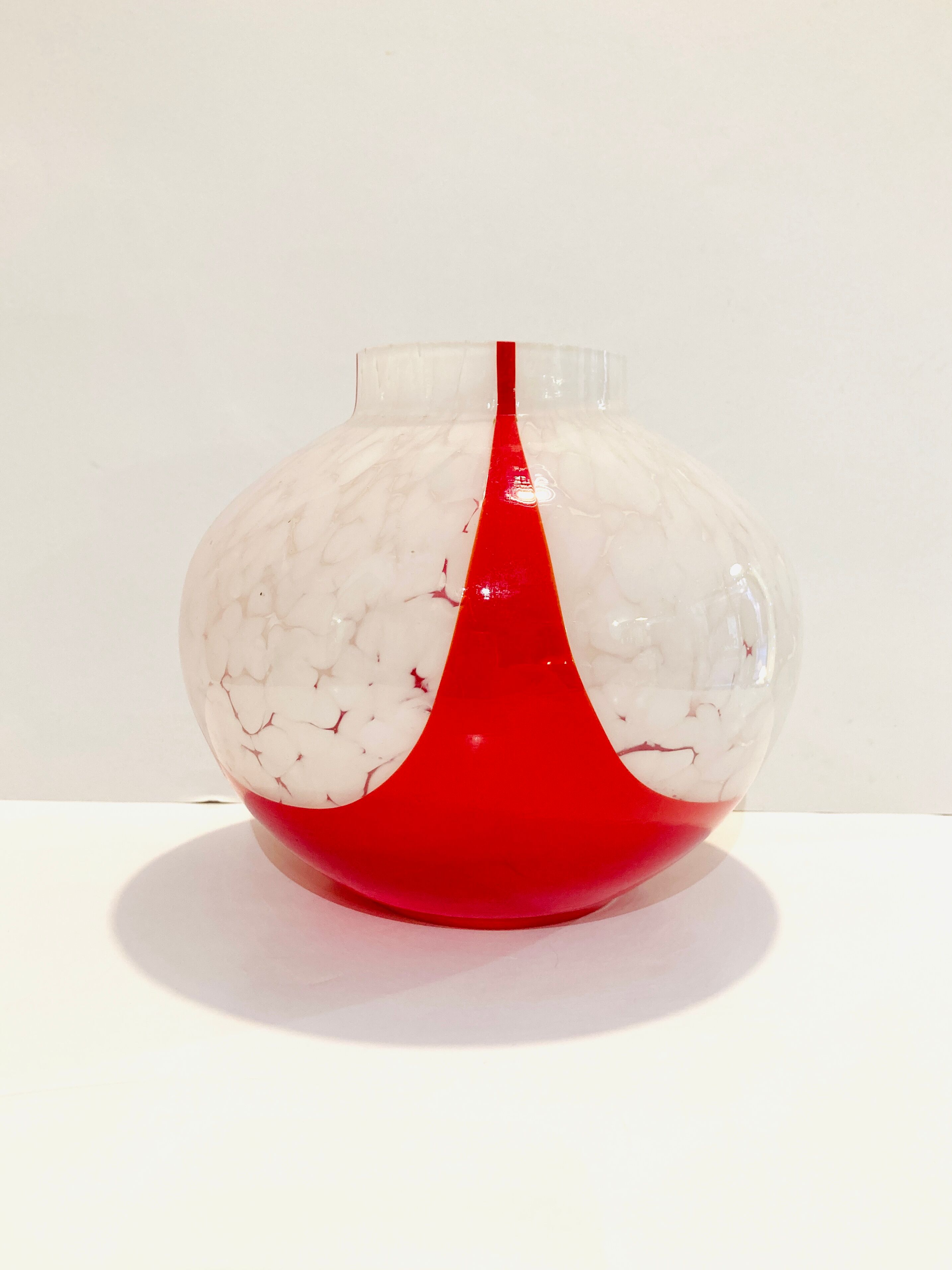 Marmorean glass ball vase in white murano and red-deco-retro-vintage