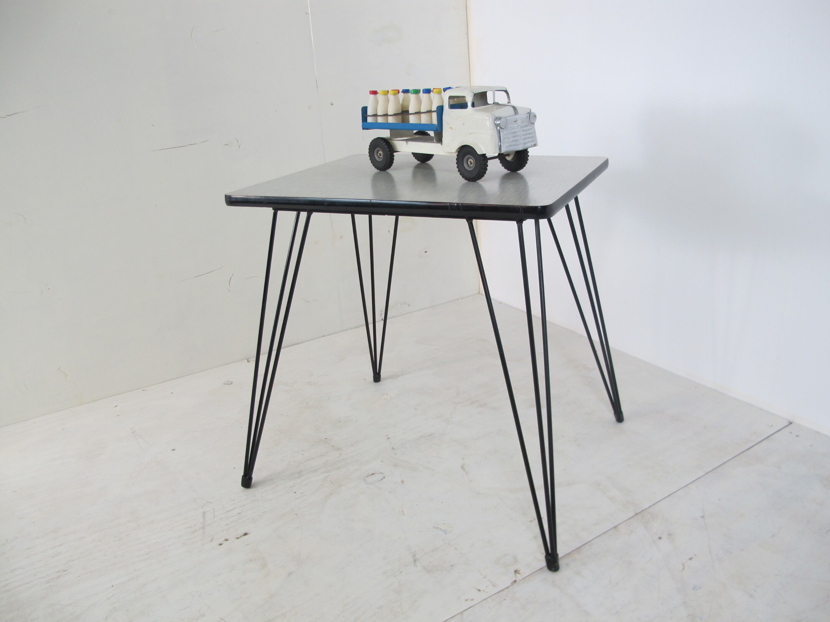 Table d'appoint moderniste en formica de Negema, années 1950