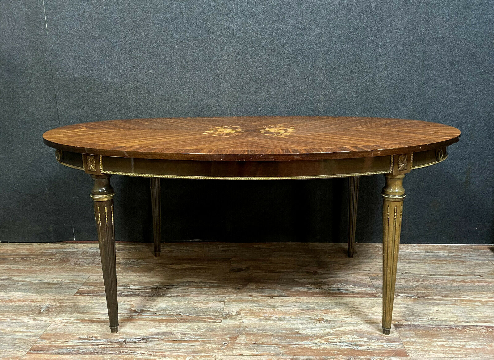Louis XVI table has extensions in precious wood marquèterie
