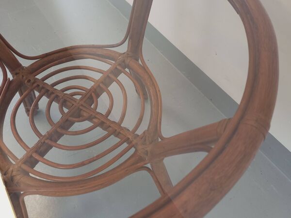 Table basse ronde vintage en verre fumé et rotin des années 70