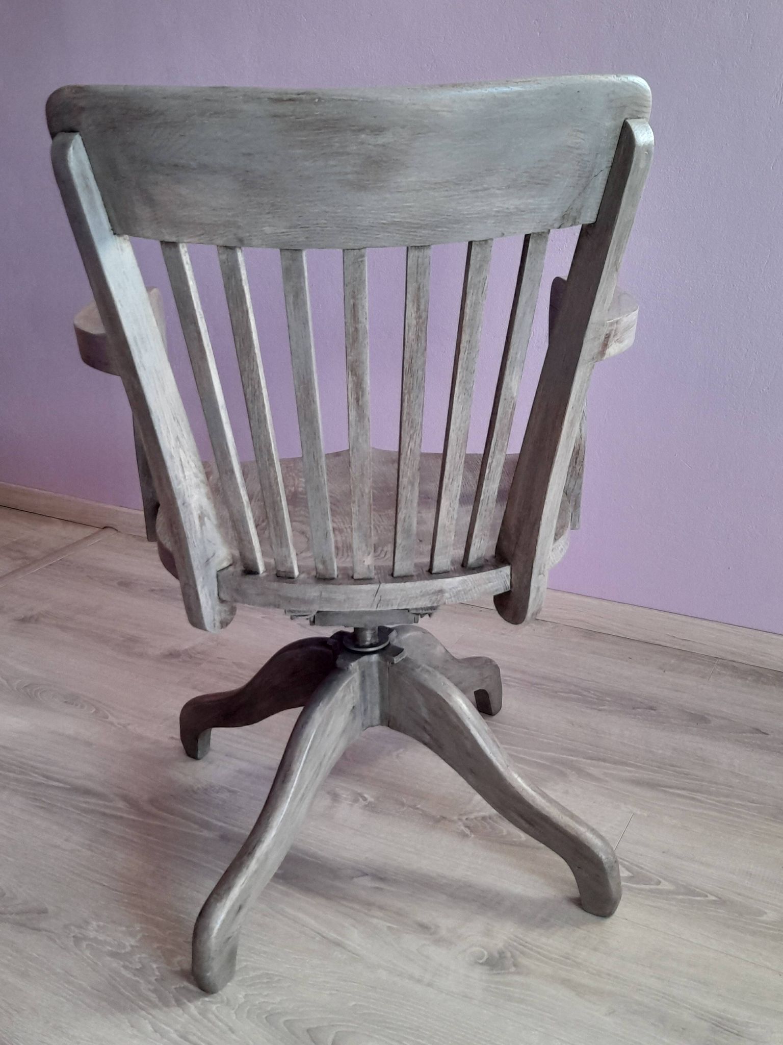 Fauteuil de bureau pivotant en bois laqué gris