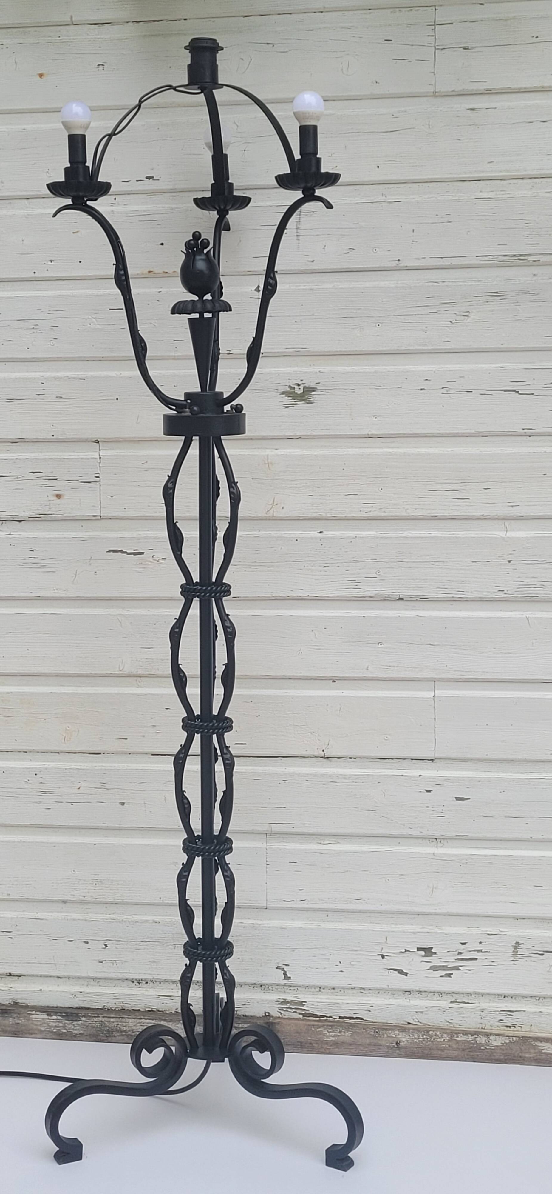 Lampadaire en fer forgé noir attribué a Gilbert Poillerat